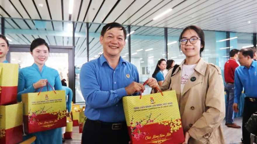 Vietnam Airlines operates free Tet flights for disadvantaged workers